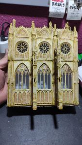 Diorama detallado de una abadía medieval de 27 Dioramas, mostrando arquitectura gótica en miniatura y texturas realistas