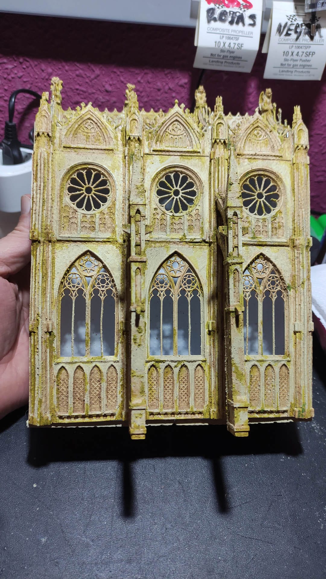 Diorama detallado de una abadía medieval de 27 Dioramas, mostrando arquitectura gótica en miniatura y texturas realistas