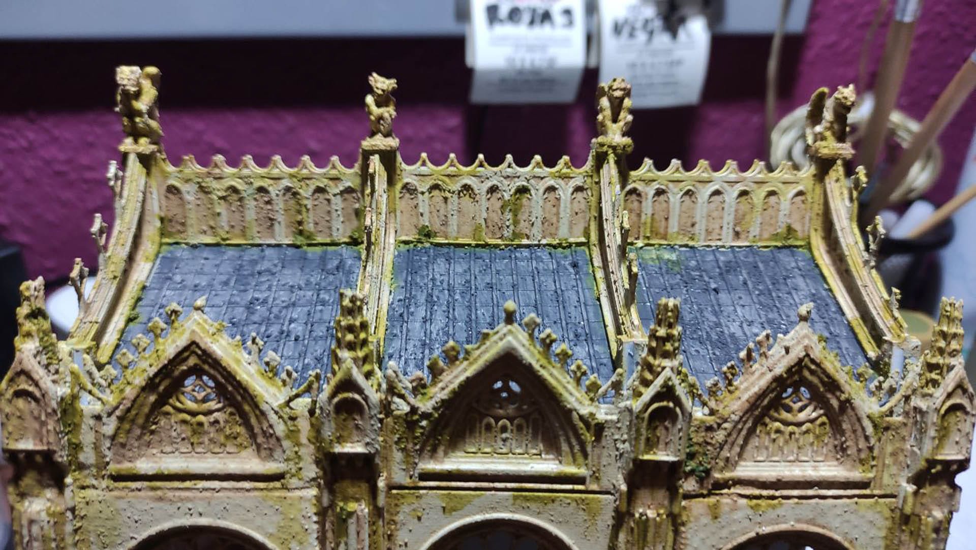 Diorama detallado de una abadía medieval de 27 Dioramas, mostrando arquitectura gótica en miniatura y texturas realistas