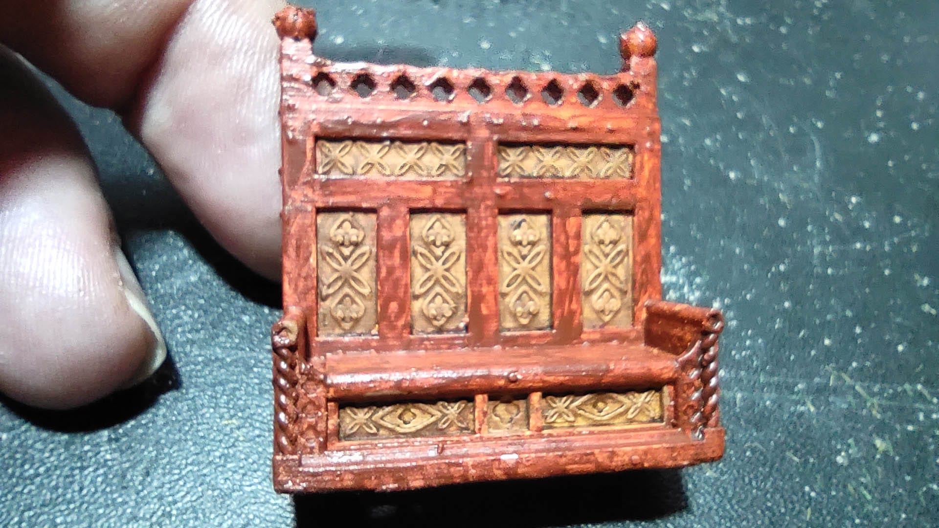 Diorama detallado de una abadía medieval de 27 Dioramas, mostrando arquitectura gótica en miniatura y texturas realistas