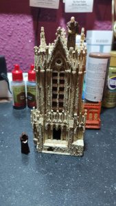 Diorama detallado de una abadía medieval de 27 Dioramas, mostrando arquitectura gótica en miniatura y texturas realistas