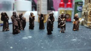 Diorama detallado de una abadía medieval de 27 Dioramas, mostrando arquitectura gótica en miniatura y texturas realistas