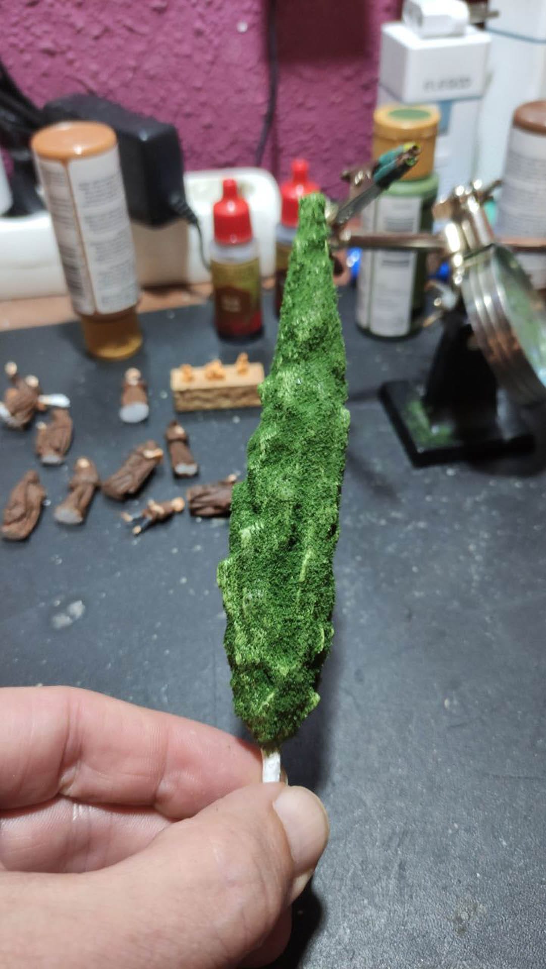 Diorama detallado de una abadía medieval de 27 Dioramas, mostrando arquitectura gótica en miniatura y texturas realistas