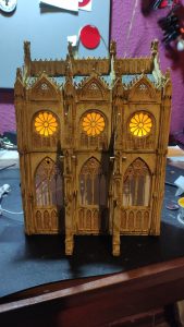 Diorama detallado de una abadía medieval de 27 Dioramas, mostrando arquitectura gótica en miniatura y texturas realistas