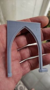 Diorama detallado de una abadía medieval de 27 Dioramas, mostrando arquitectura gótica en miniatura y texturas realistas