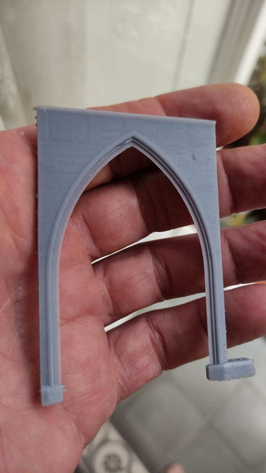 Diorama detallado de una abadía medieval de 27 Dioramas, mostrando arquitectura gótica en miniatura y texturas realistas