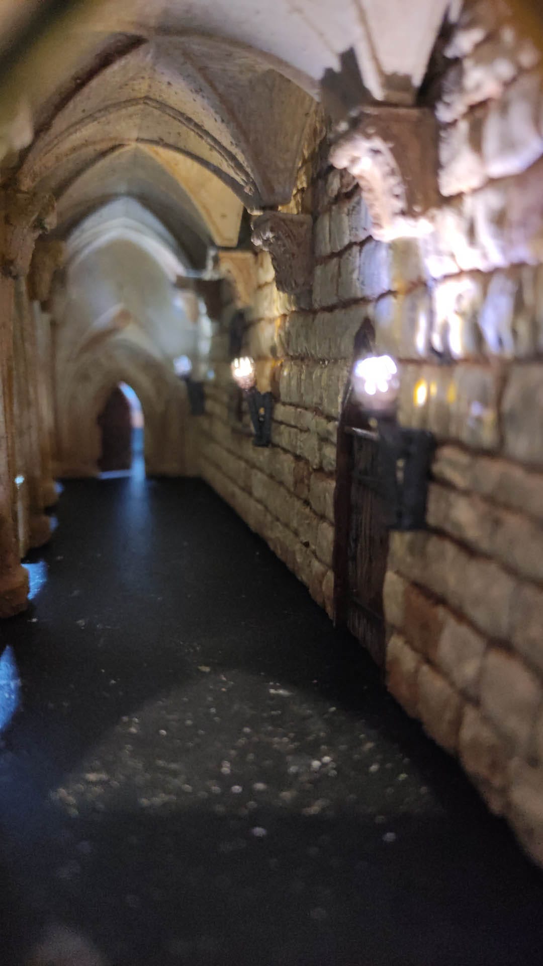 Diorama detallado de una abadía medieval de 27 Dioramas, mostrando arquitectura gótica en miniatura y texturas realistas