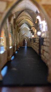 Diorama detallado de una abadía medieval de 27 Dioramas, mostrando arquitectura gótica en miniatura y texturas realistas