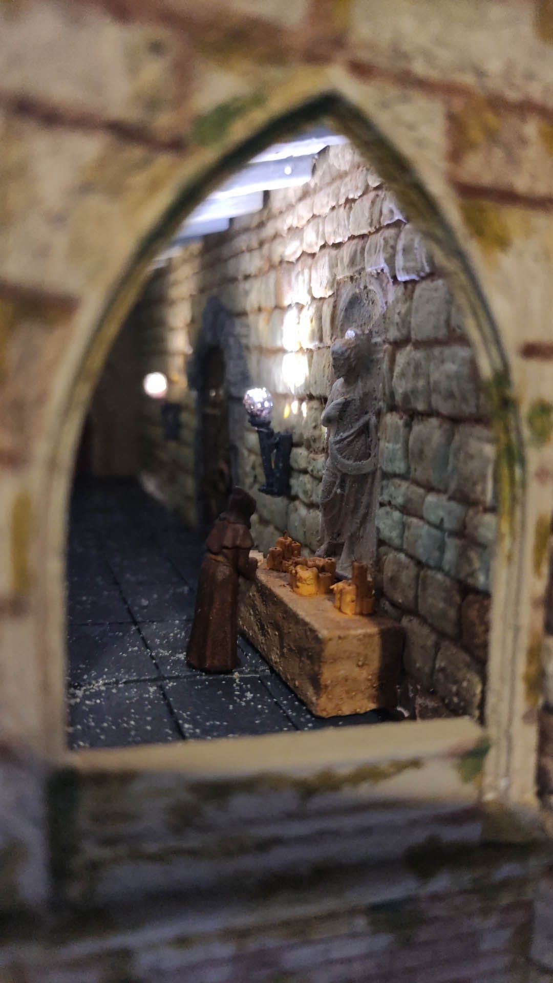 Diorama detallado de una abadía medieval de 27 Dioramas, mostrando arquitectura gótica en miniatura y texturas realistas