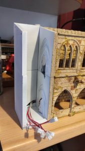 Diorama detallado de una abadía medieval de 27 Dioramas, mostrando arquitectura gótica en miniatura y texturas realistas