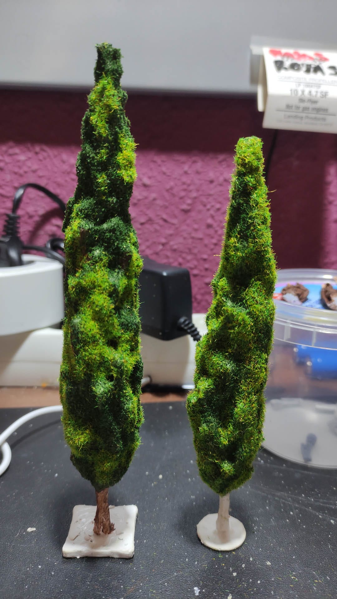 Diorama detallado de una abadía medieval de 27 Dioramas, mostrando arquitectura gótica en miniatura y texturas realistas