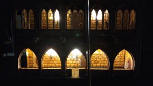 Diorama detallado de una abadía medieval de 27 Dioramas, mostrando arquitectura gótica en miniatura y texturas realistas