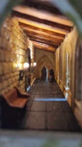 Diorama detallado de una abadía medieval de 27 Dioramas, mostrando arquitectura gótica en miniatura y texturas realistas