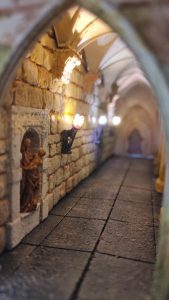 Diorama detallado de una abadía medieval de 27 Dioramas, mostrando arquitectura gótica en miniatura y texturas realistas