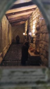 Diorama detallado de una abadía medieval de 27 Dioramas, mostrando arquitectura gótica en miniatura y texturas realistas