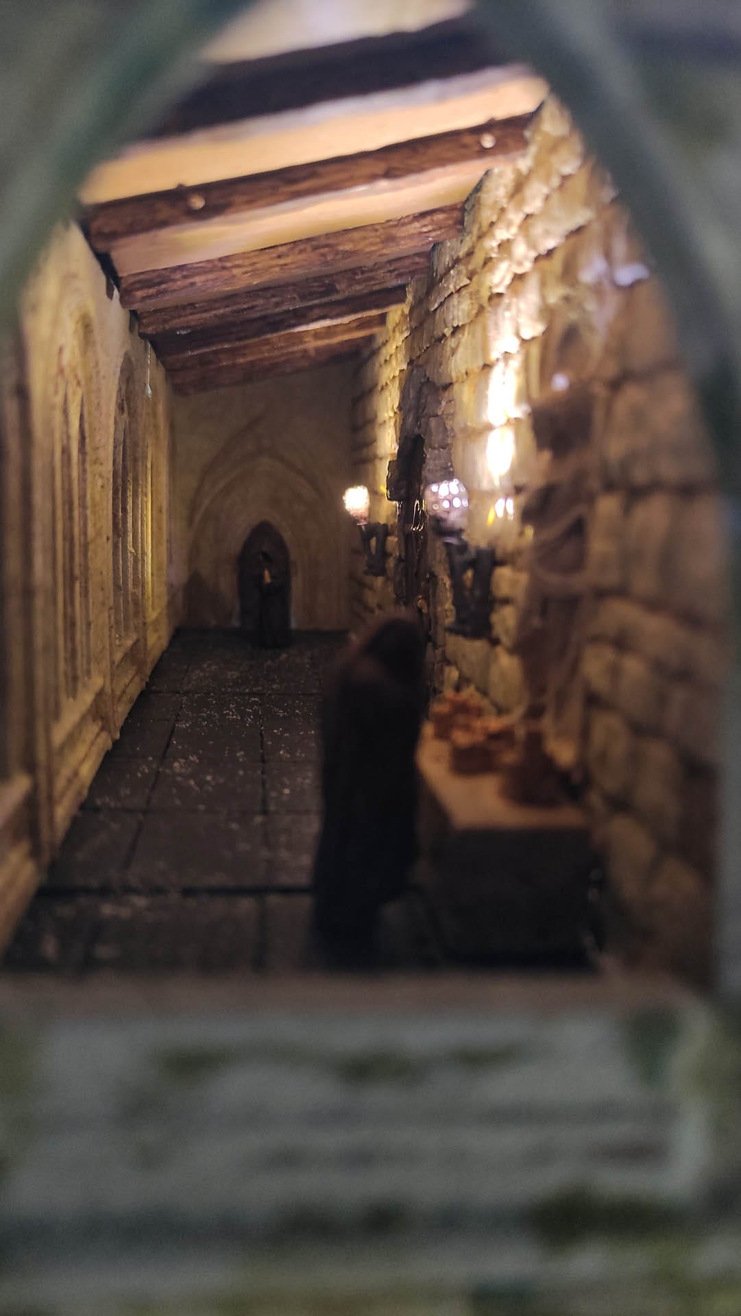 Diorama detallado de una abadía medieval de 27 Dioramas, mostrando arquitectura gótica en miniatura y texturas realistas