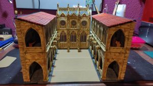 Diorama detallado de una abadía medieval de 27 Dioramas, mostrando arquitectura gótica en miniatura y texturas realistas
