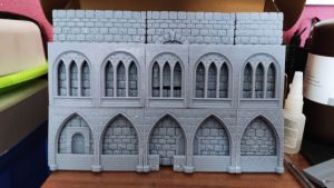 Diorama detallado de una abadía medieval de 27 Dioramas, mostrando arquitectura gótica en miniatura y texturas realistas