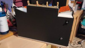 Diorama detallado de una abadía medieval de 27 Dioramas, mostrando arquitectura gótica en miniatura y texturas realistas