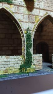 Diorama detallado de una abadía medieval de 27 Dioramas, mostrando arquitectura gótica en miniatura y texturas realistas