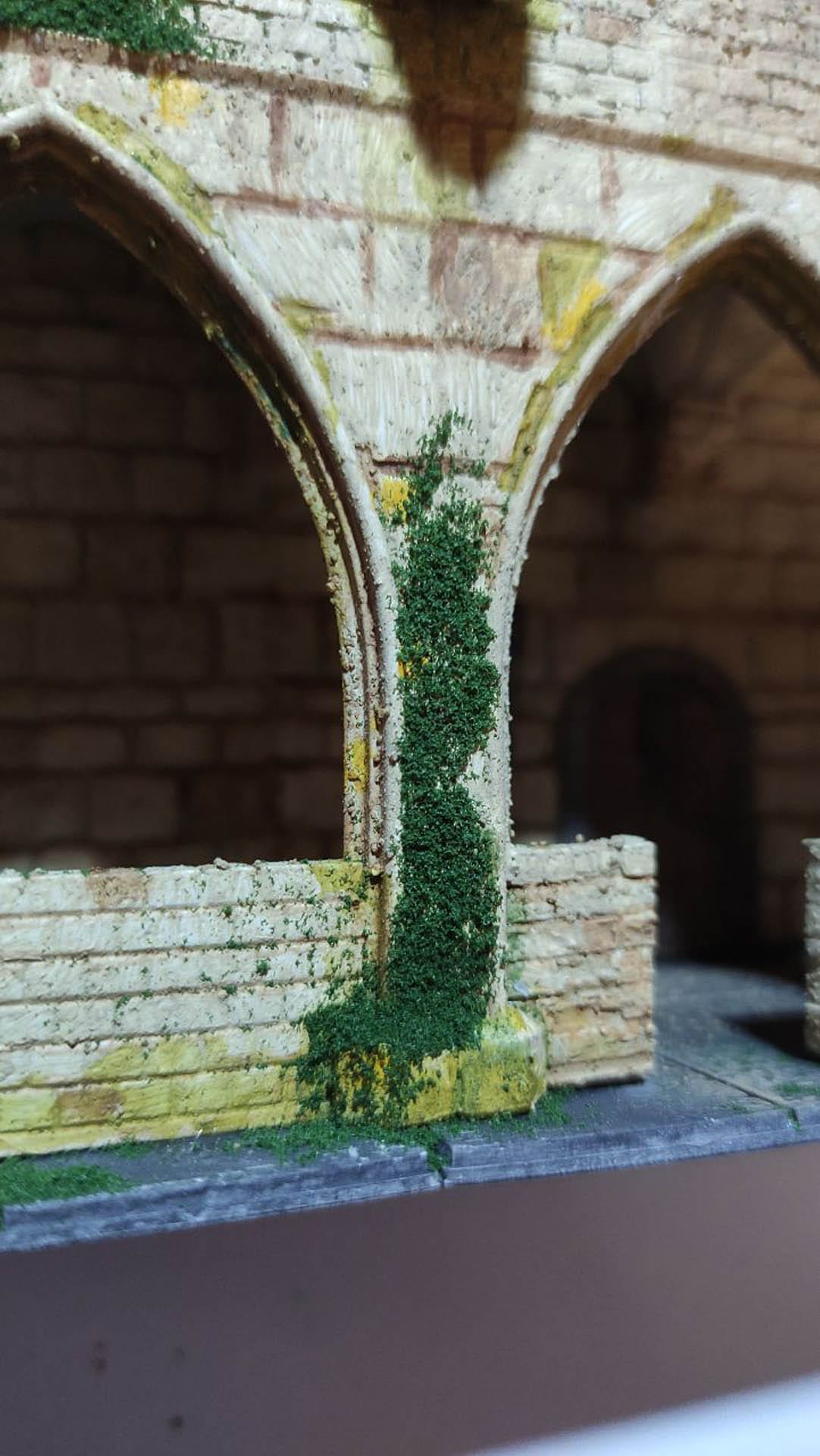 Diorama detallado de una abadía medieval de 27 Dioramas, mostrando arquitectura gótica en miniatura y texturas realistas