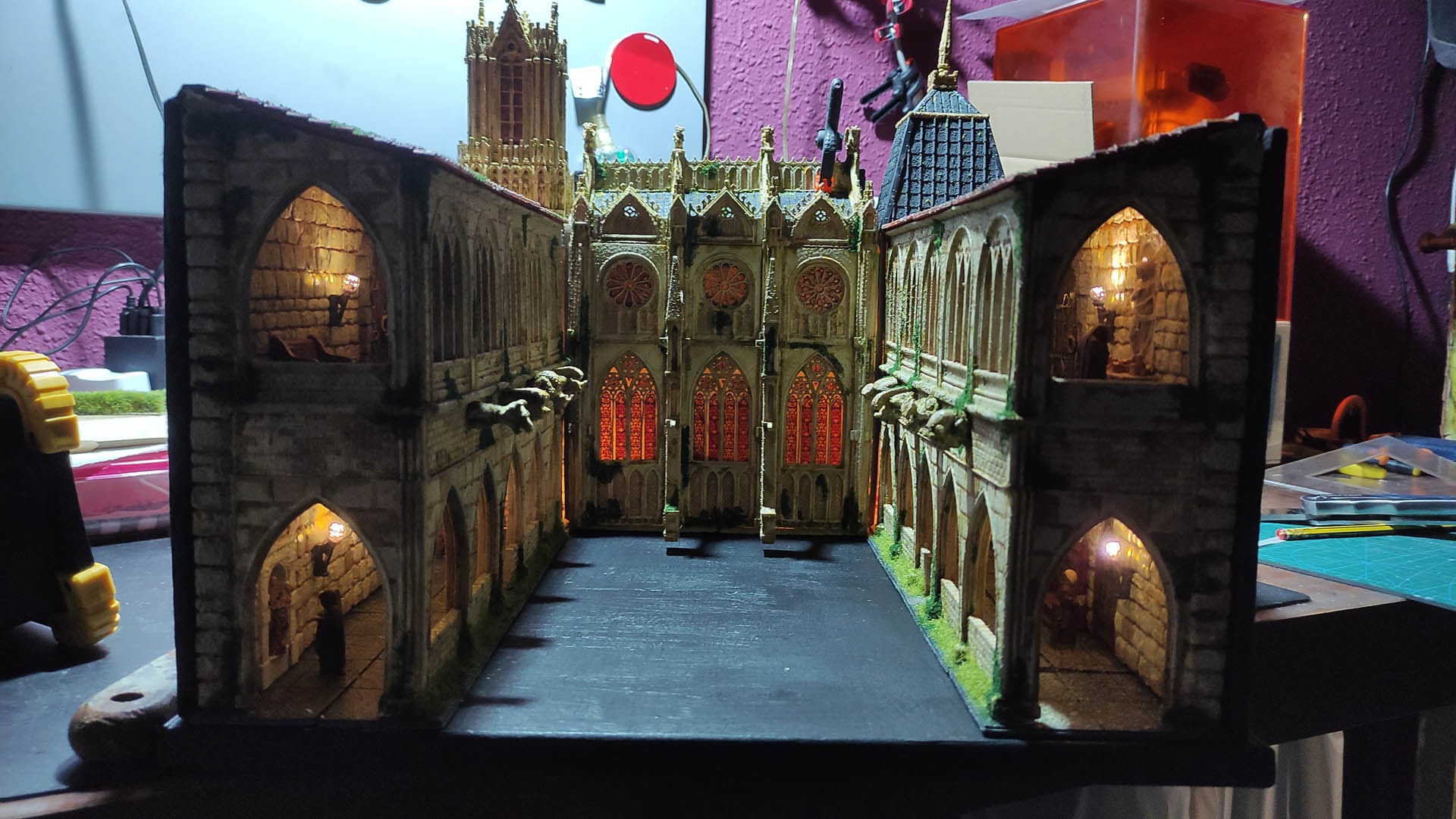 Diorama detallado de una abadía medieval de 27 Dioramas, mostrando arquitectura gótica en miniatura y texturas realistas