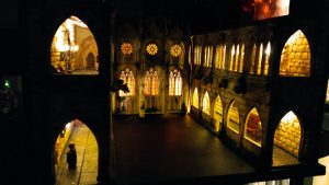 Diorama detallado de una abadía medieval de 27 Dioramas, mostrando arquitectura gótica en miniatura y texturas realistas
