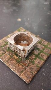 Diorama detallado de una abadía medieval de 27 Dioramas, mostrando arquitectura gótica en miniatura y texturas realistas