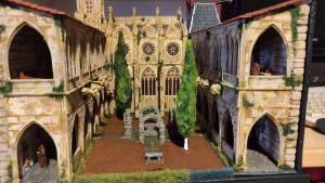 Diorama detallado de una abadía medieval de 27 Dioramas, mostrando arquitectura gótica en miniatura y texturas realistas