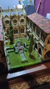 Diorama detallado de una abadía medieval de 27 Dioramas, mostrando arquitectura gótica en miniatura y texturas realistas