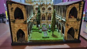 Diorama detallado de una abadía medieval de 27 Dioramas, mostrando arquitectura gótica en miniatura y texturas realistas