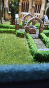 Diorama detallado de una abadía medieval de 27 Dioramas, mostrando arquitectura gótica en miniatura y texturas realistas