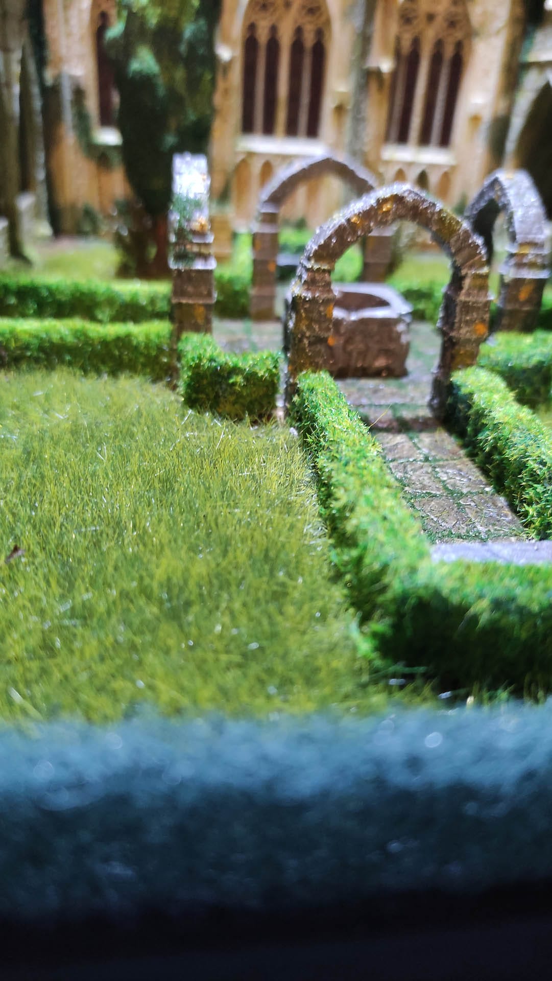 Diorama detallado de una abadía medieval de 27 Dioramas, mostrando arquitectura gótica en miniatura y texturas realistas