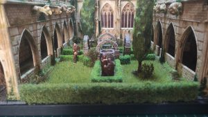 Diorama detallado de una abadía medieval de 27 Dioramas, mostrando arquitectura gótica en miniatura y texturas realistas