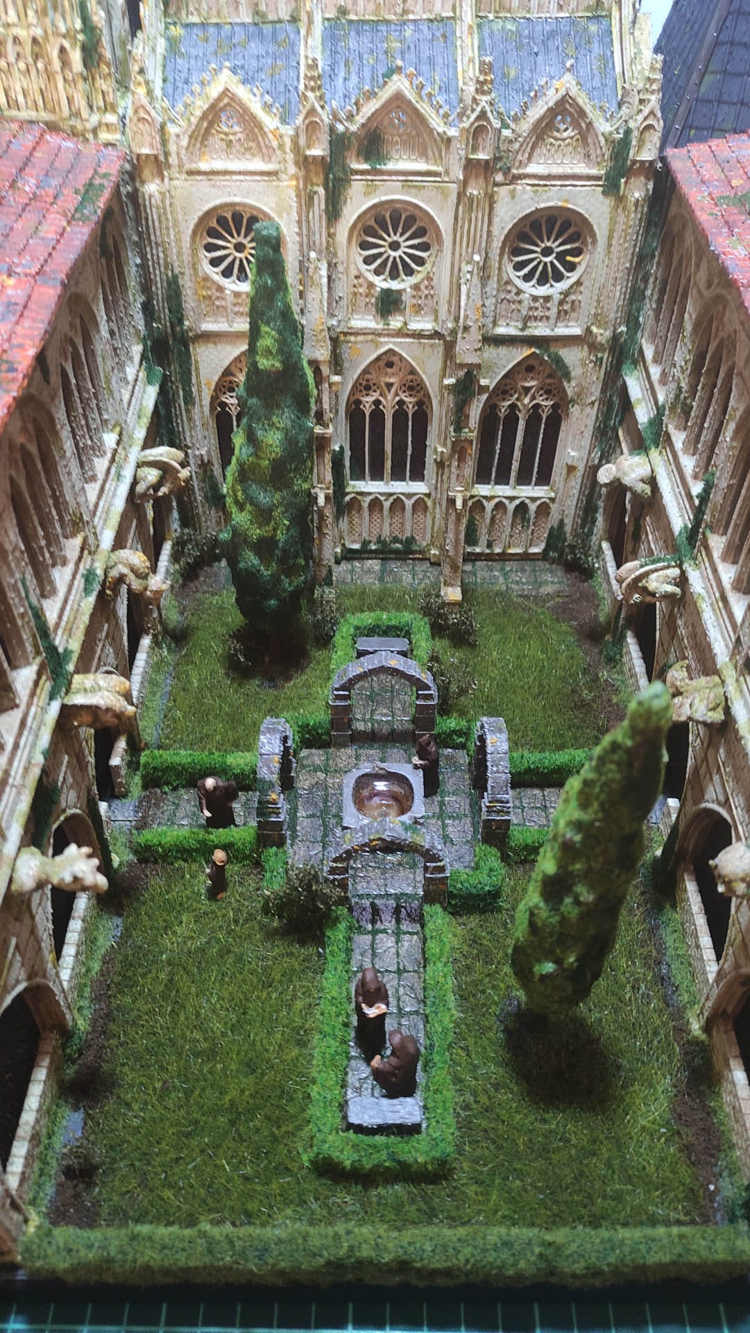 Diorama detallado de una abadía medieval de 27 Dioramas, mostrando arquitectura gótica en miniatura y texturas realistas