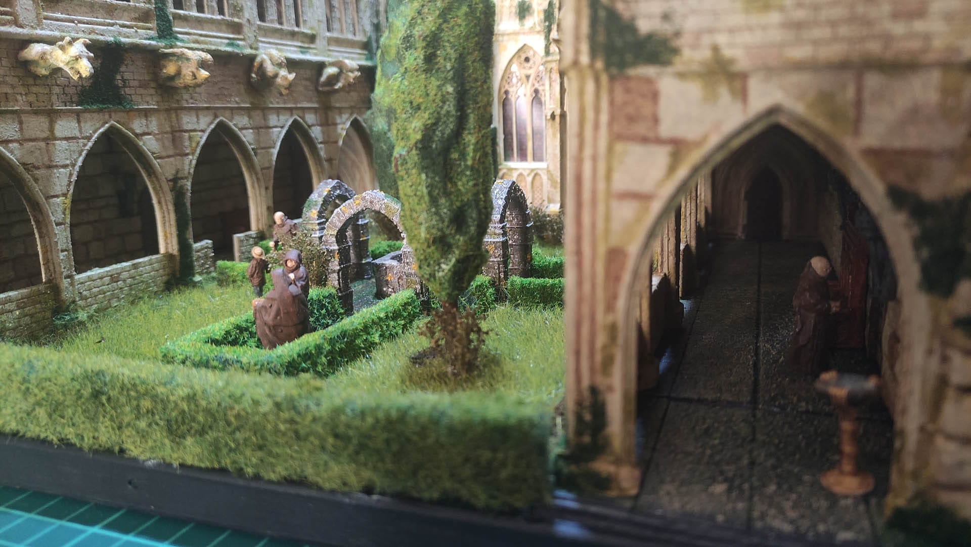Diorama detallado de una abadía medieval de 27 Dioramas, mostrando arquitectura gótica en miniatura y texturas realistas