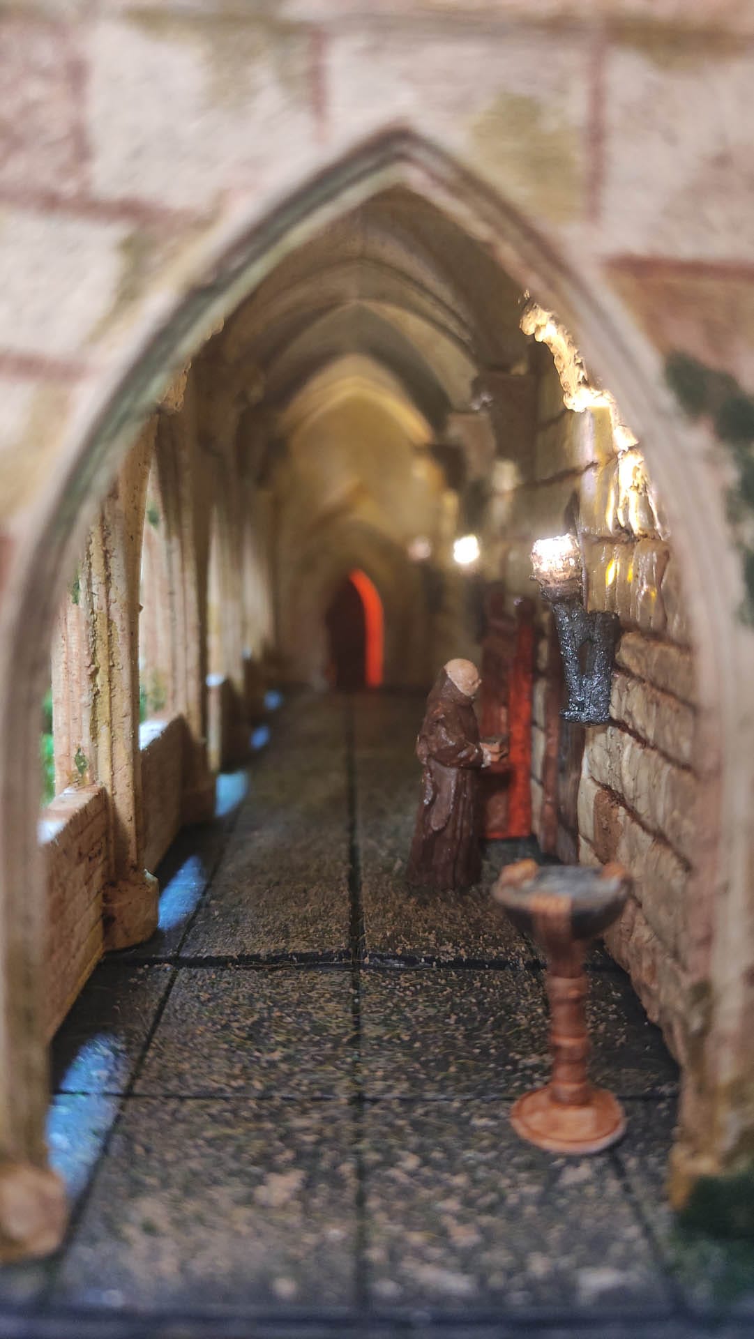 Diorama detallado de una abadía medieval de 27 Dioramas, mostrando arquitectura gótica en miniatura y texturas realistas