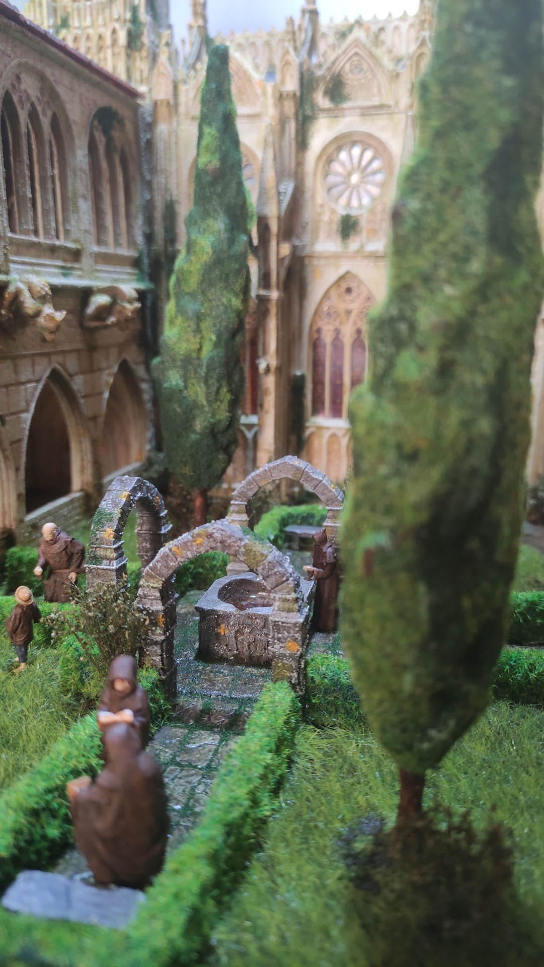 Diorama detallado de una abadía medieval de 27 Dioramas, mostrando arquitectura gótica en miniatura y texturas realistas