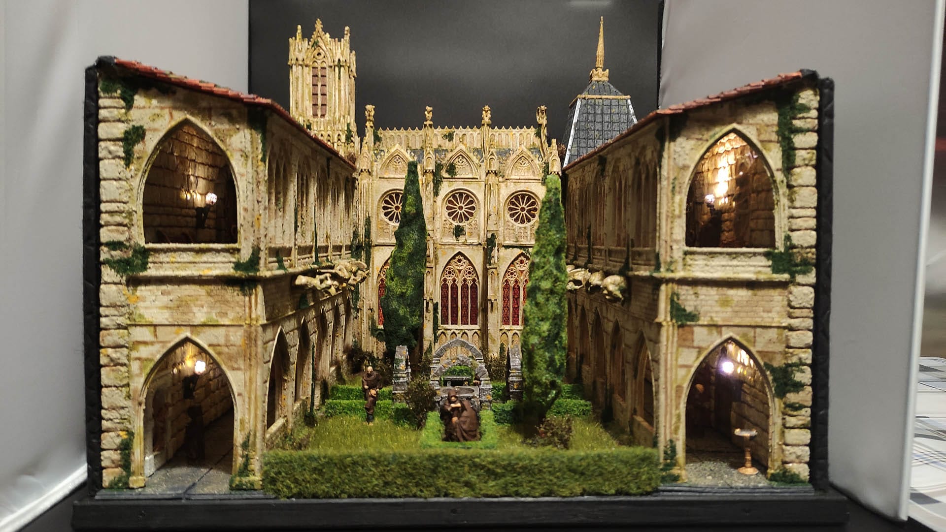 Diorama detallado de una abadía medieval de 27 Dioramas, mostrando arquitectura gótica en miniatura y texturas realistas