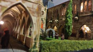 Diorama detallado de una abadía medieval de 27 Dioramas, mostrando arquitectura gótica en miniatura y texturas realistas