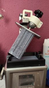 Diorama detallado de una abadía medieval de 27 Dioramas, mostrando arquitectura gótica en miniatura y texturas realistas