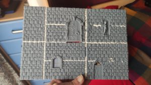 Diorama detallado de una abadía medieval de 27 Dioramas, mostrando arquitectura gótica en miniatura y texturas realistas