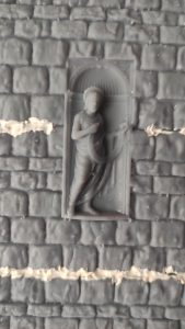 Diorama detallado de una abadía medieval de 27 Dioramas, mostrando arquitectura gótica en miniatura y texturas realistas