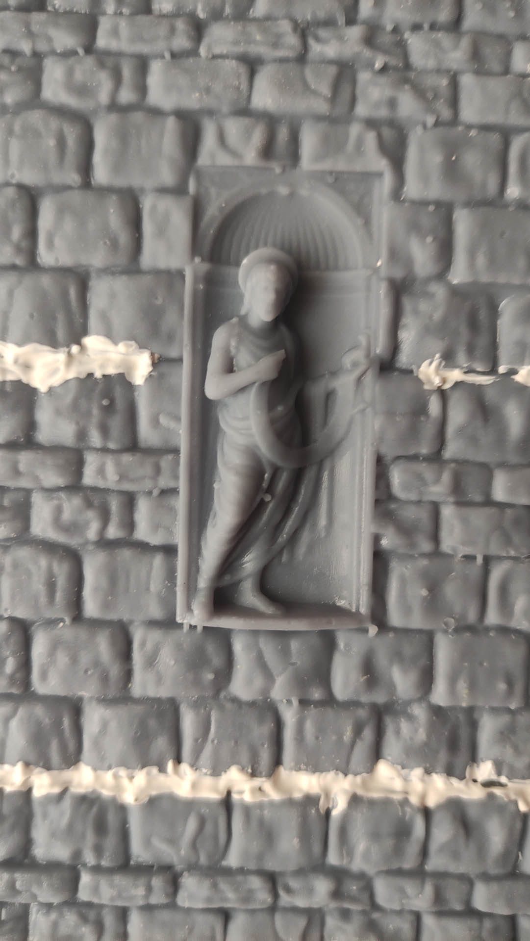 Diorama detallado de una abadía medieval de 27 Dioramas, mostrando arquitectura gótica en miniatura y texturas realistas