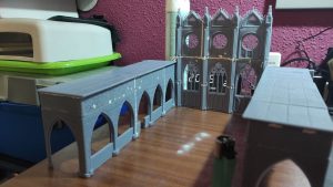 Diorama detallado de una abadía medieval de 27 Dioramas, mostrando arquitectura gótica en miniatura y texturas realistas