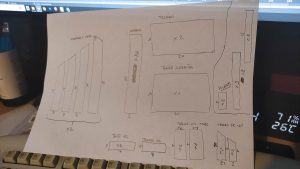 Diorama artístico de una cabaña de madera azul envejecida sobre pilotes en un pantano, con efectos de agua estancada, un bote de remos y detalles de vegetación pantanosa.