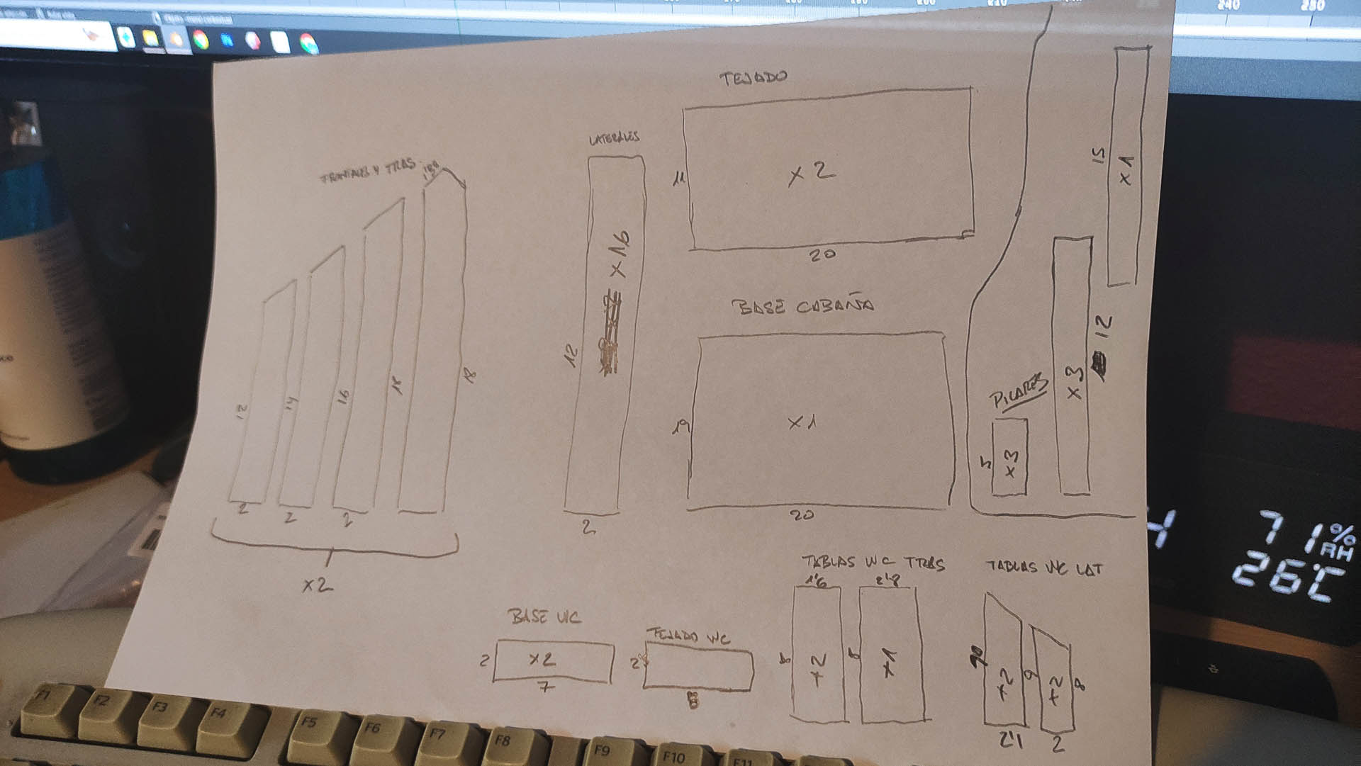Diorama artístico de una cabaña de madera azul envejecida sobre pilotes en un pantano, con efectos de agua estancada, un bote de remos y detalles de vegetación pantanosa.