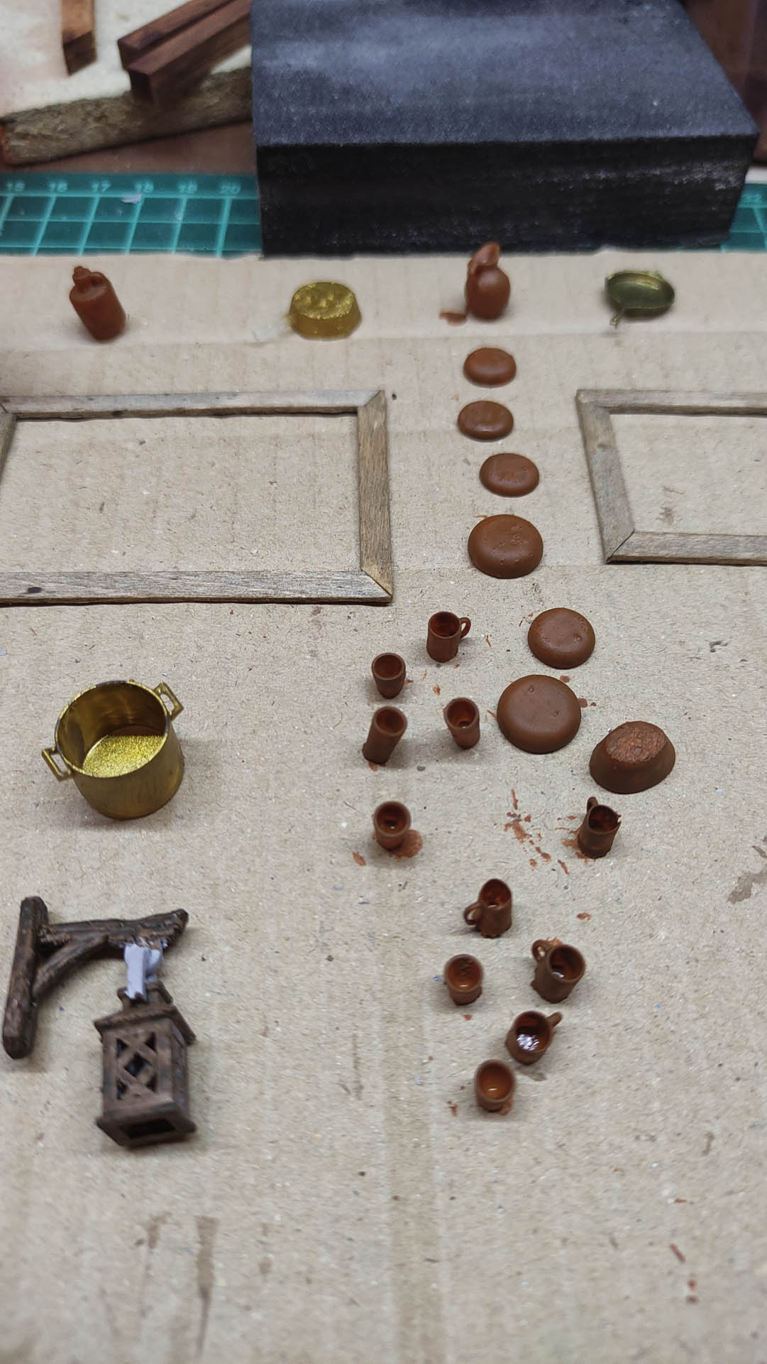 Diorama artístico de una cabaña de madera azul envejecida sobre pilotes en un pantano, con efectos de agua estancada, un bote de remos y detalles de vegetación pantanosa.