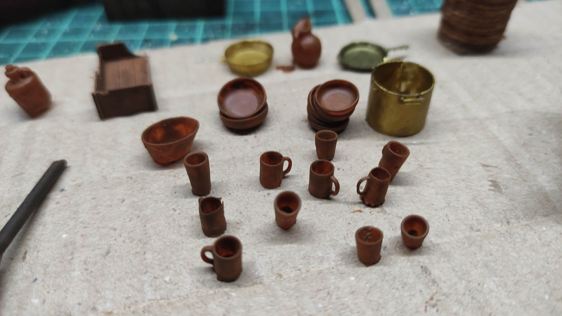 Diorama artístico de una cabaña de madera azul envejecida sobre pilotes en un pantano, con efectos de agua estancada, un bote de remos y detalles de vegetación pantanosa.