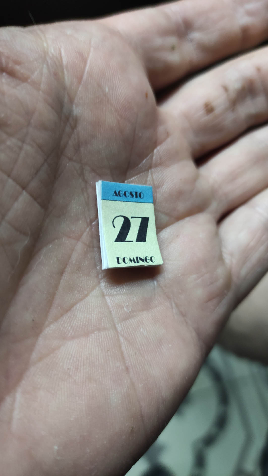 Diorama artístico de una cabaña de madera azul envejecida sobre pilotes en un pantano, con efectos de agua estancada, un bote de remos y detalles de vegetación pantanosa.